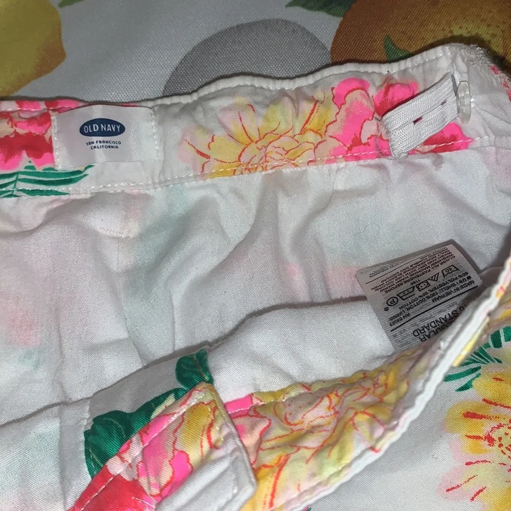 Old Navy Tropical Floral Pattern Pink, Yellow & Orange White Shorts sz Girl 16